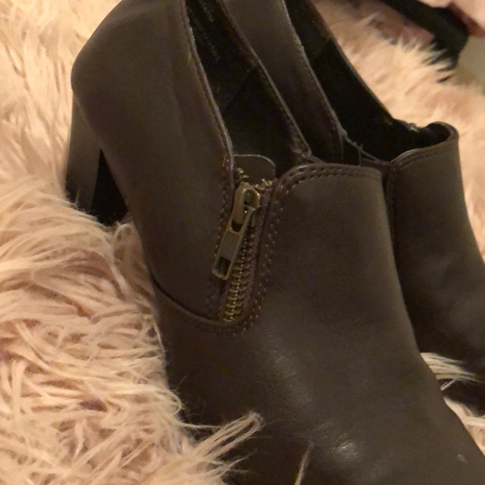 Heeled clog shoes